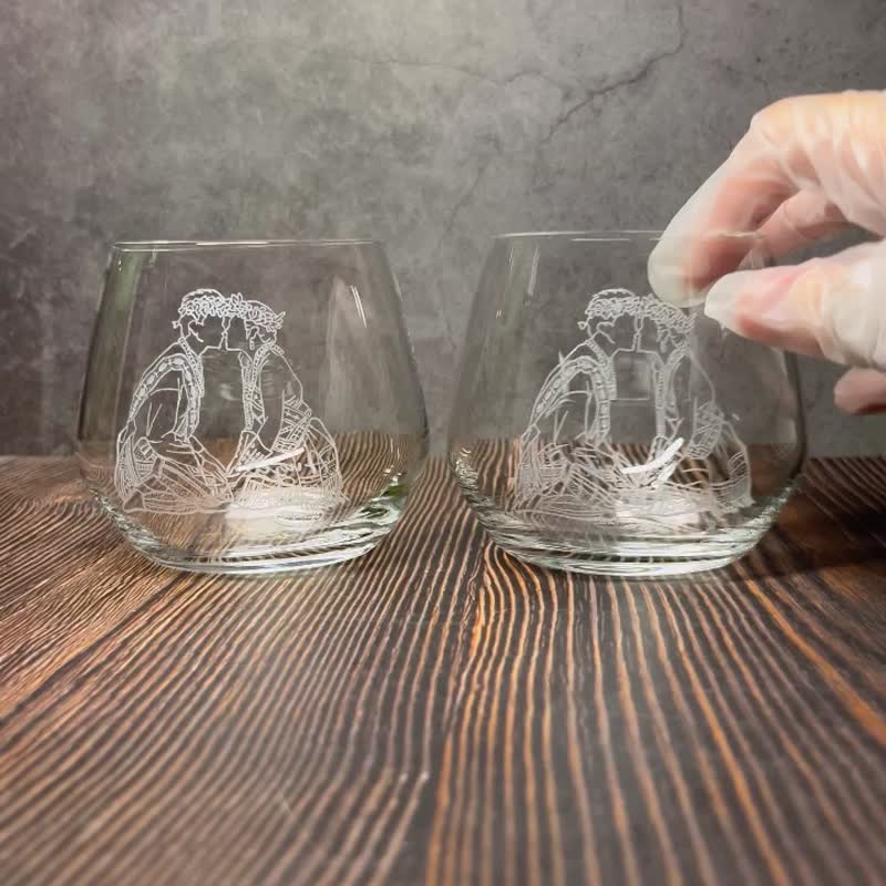 【定制化礼物】卑南服插画 简约线条风 手工 雕刻酒杯 结婚礼物 - 酒杯/酒器 - 玻璃 透明