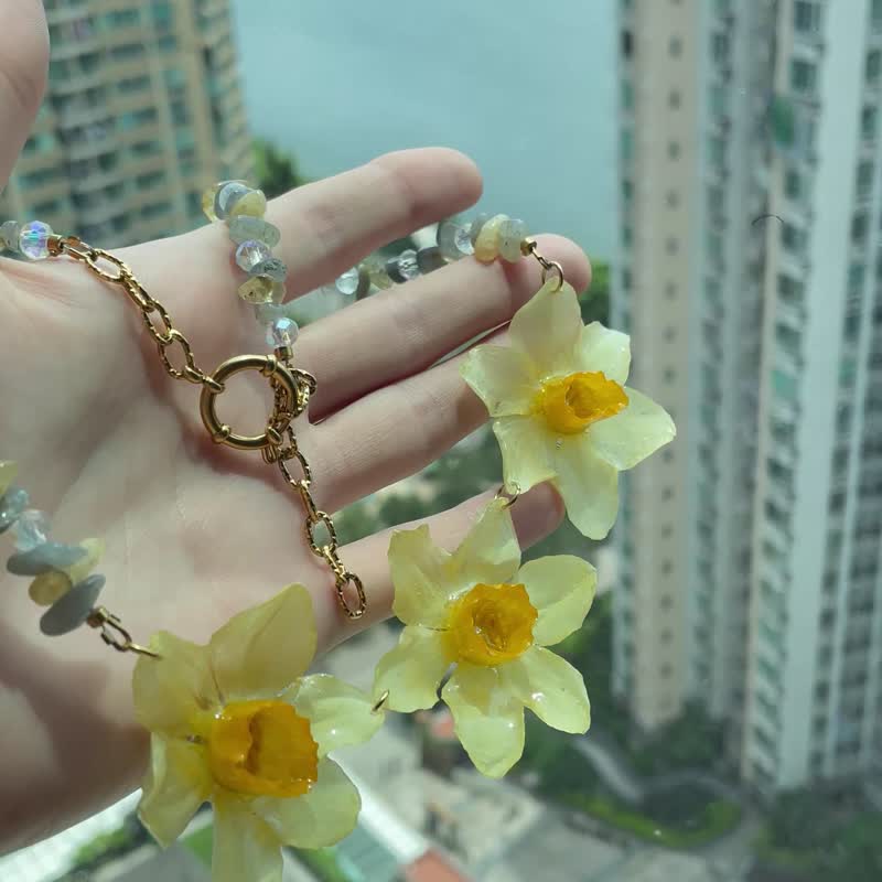 项链/颈链 - 真正的干燥花与紫外线树脂、拉长石和黄水晶相结合 - 项链 - 树脂 多色