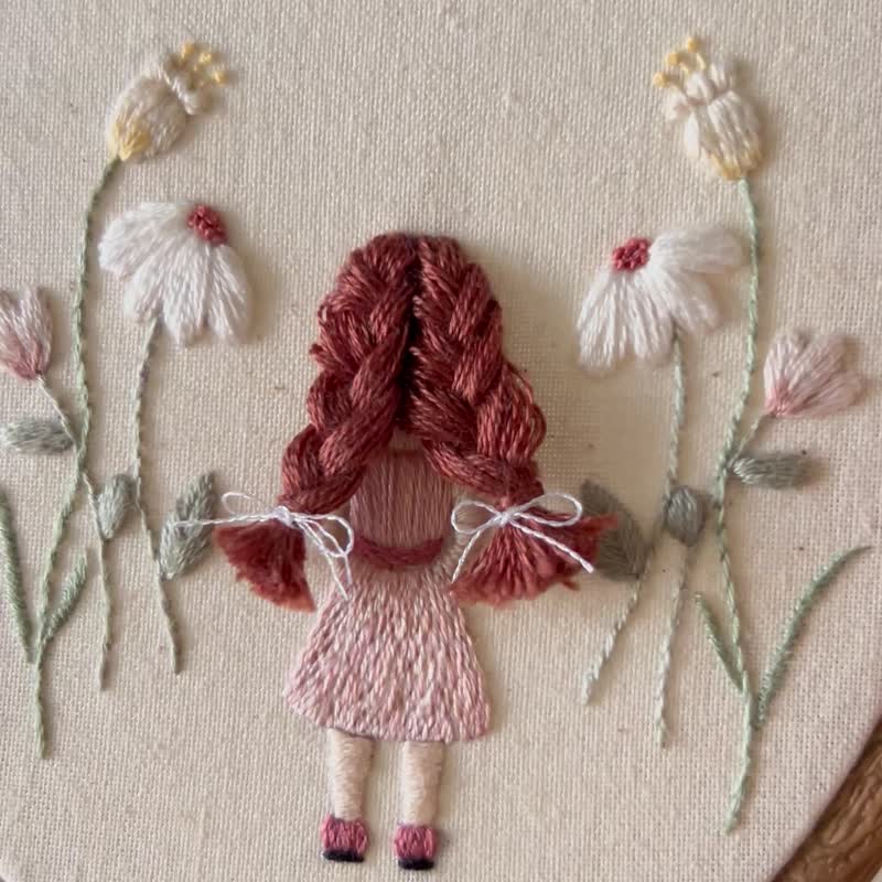 立体刺绣挂画-Little Girl Wandering in the Garden - 海报/装饰画/版画 - 绣线 