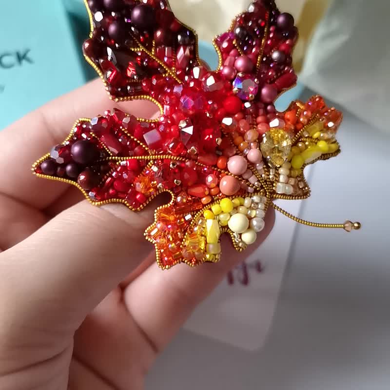 楓葉首飾胸針 Maple leaf brooch beaded, maple leaf jewelry - 胸针 - 其他材质 红色