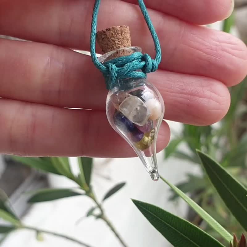 Glass bottle of gems for creativity boost, waxed cord, 12 raw crystals - 项链 - 宝石 多色