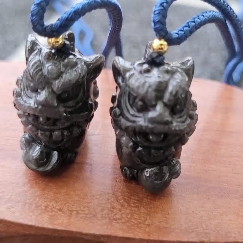 【亲翠】天然翡翠 冰乌鸡精工雕狮子醒狮吊坠小摆调整绳链 附木座 - 项链 - 玉石 黑色