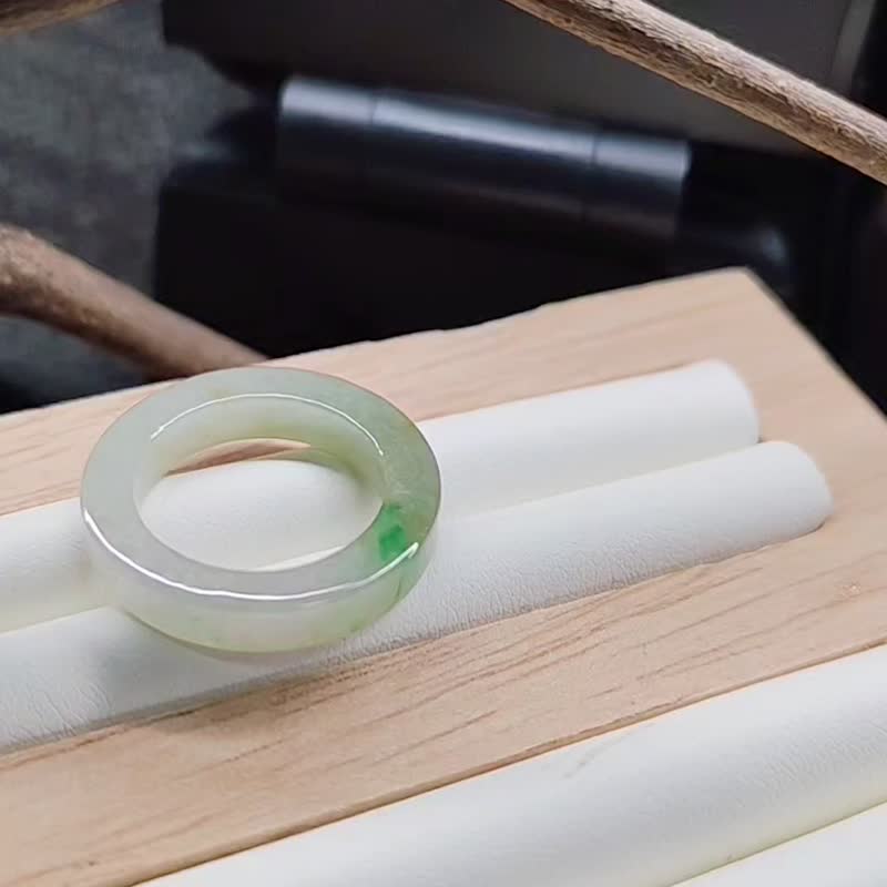 【亲翠】天然翡翠 冰果绿一抹辣绿花手指镯方戒10号戒圈 - 戒指 - 玉石 绿色