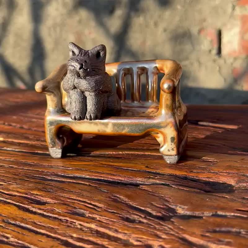 托腮猫猫与禅椅 / 陶偶 / 疗愈小物 / 两件组 - 摆饰 - 陶 金色