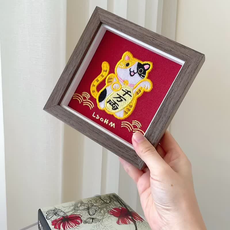 【招财猫】三色斑橘花猫 刺绣画|实木|招财纳福 财源广进 - 画框/相框 - 棉．麻 橘色