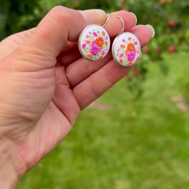 Dangle Earrings With Tiny Flowers Bright Stylish Earrings Wedding Earrings - 耳环/耳夹 - 粘土 白色