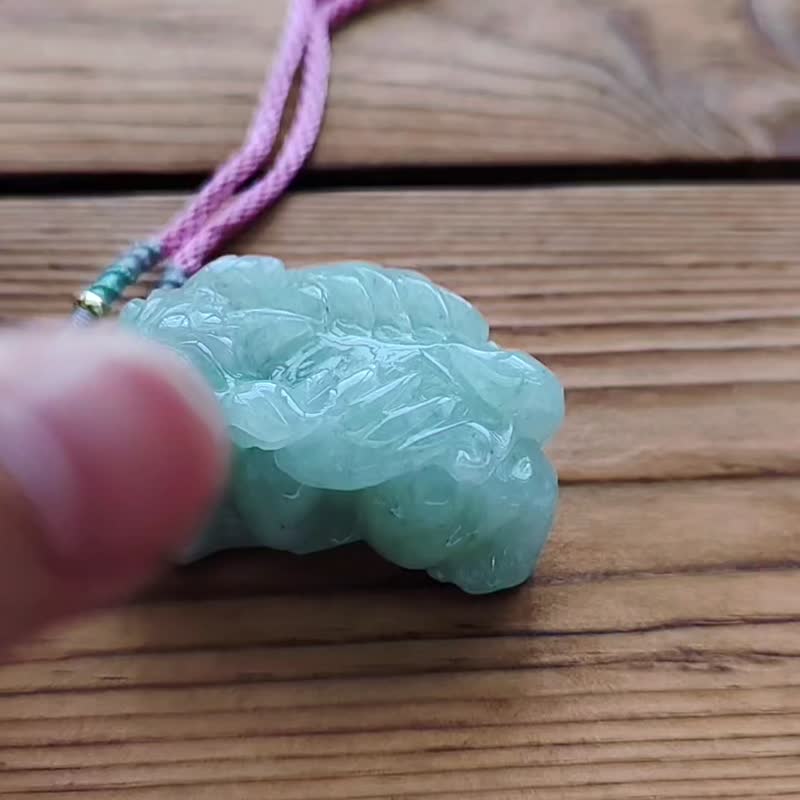 纯翠 天然翡翠 冰绿精工雕口含珠飞天貔貅调整式绳链 - 项链 - 玉石 多色