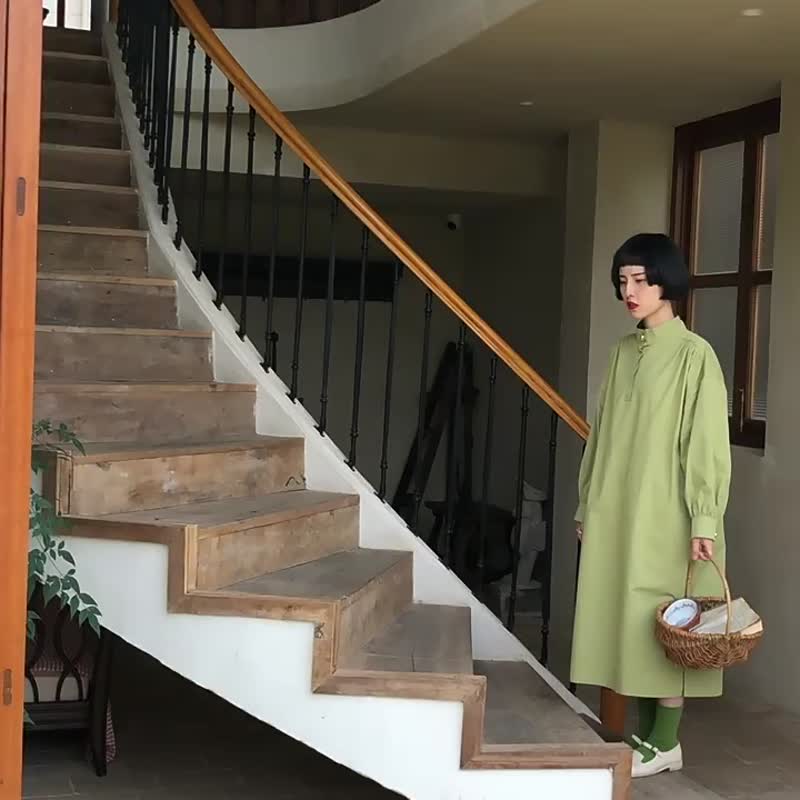 果綠色 新中式小立領落肩款燈籠袖洋裝 復古開衩寬鬆藏肉連身裙 - 洋装/连衣裙 - 棉 绿色