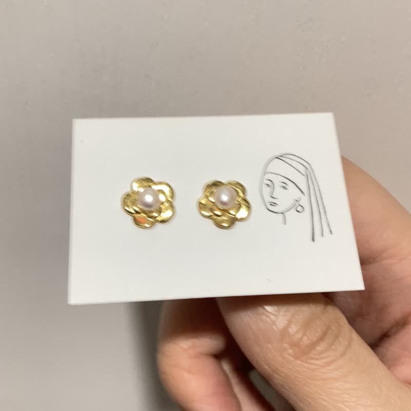 【古典美人】山茶花 天然淡水珍珠 全925纯银耳钉/耳夹 (金/银) - 耳环/耳夹 - 纯银 金色