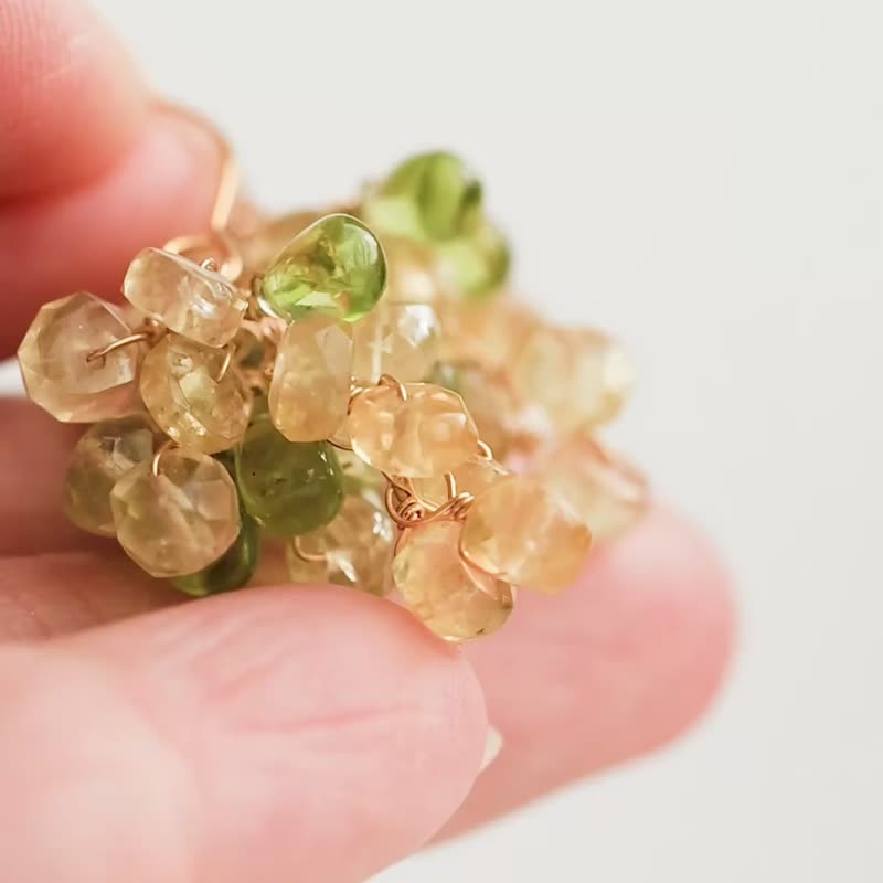 橄榄石 × 日光石 含羞草色耳环 摇曳的通透感 - 耳环/耳夹 - 石头 绿色