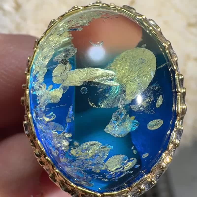 8号戒指 天然蓝琥珀戒指 手工制作 金色闪耀 - 戒指 - 半宝石 蓝色