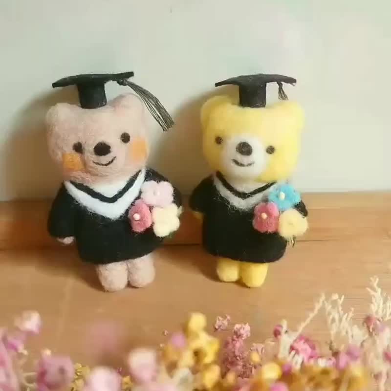 毕业熊熊  多色 羊毛毡钥匙圈 别针  疗愈 送礼 毕业季 - 钥匙链/钥匙包 - 羊毛 多色