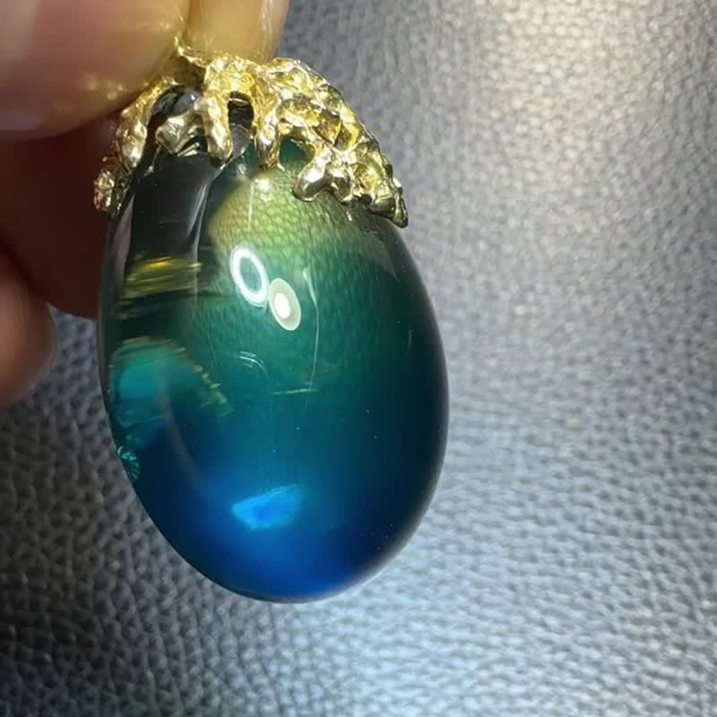 迷人的绿松石蓝琥珀吊坠闪烁金色光芒 - 项链 - 半宝石 蓝色