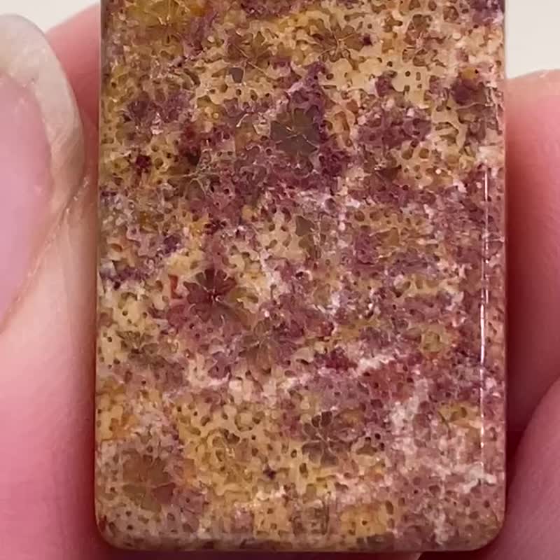 珊瑚玉蕾丝花吊坠附咖啡色中国结 - 项链 - 贝壳 多色