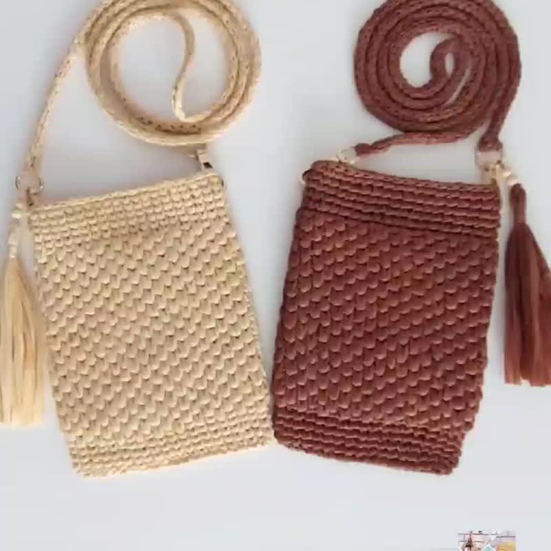 一个带细肩带的小草包 - 侧背包/斜挎包 - 植物．花 咖啡色