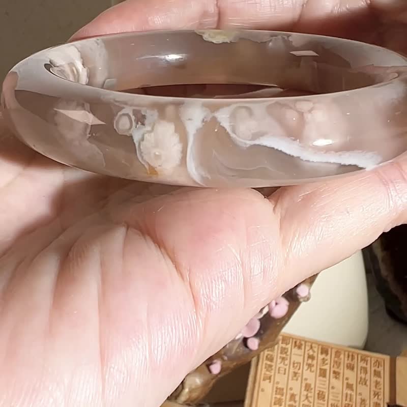 樱花玛瑙手镯 玛瑙手镯高级烟紫灰冰底成形粉花圆条套镯53-55可戴 - 手链/手环 - 玉石 