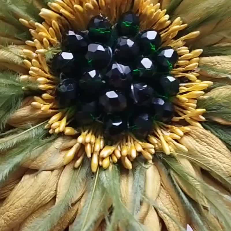 以真皮与鸵鸟羽毛制成的向日葵胸针 - 胸针 - 真皮 黄色