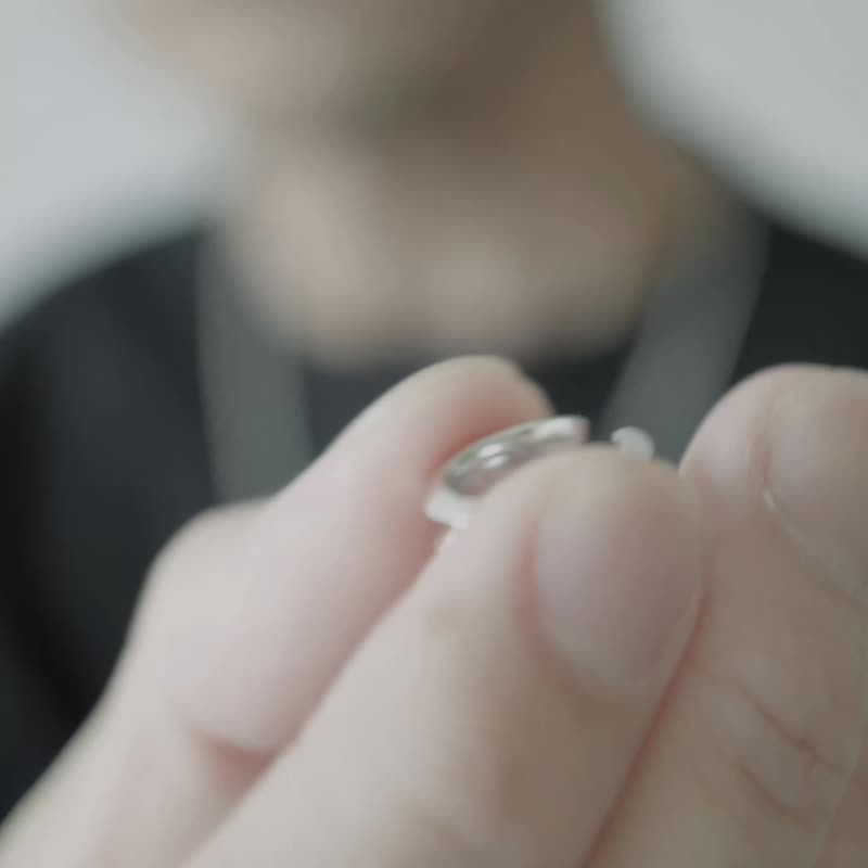 【礼物】Orbit  黄铜镀铑耳扣 无痛耳骨夹中性男女耳饰イヤーカフ - 耳环/耳夹 - 铜/黄铜 银色