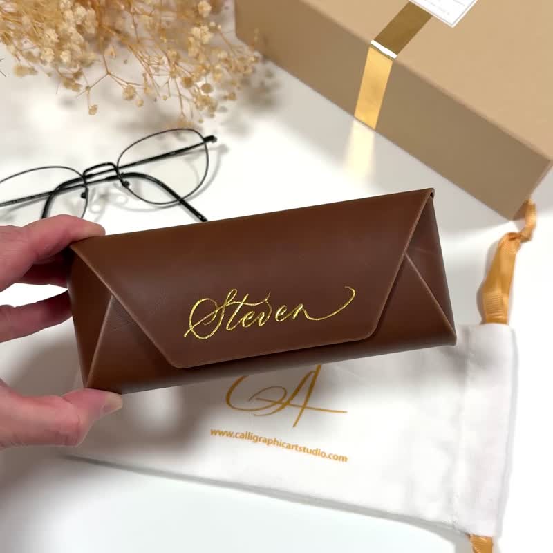 【客制】棕色眼镜盒 免费刻字 烫金或玫瑰金字 名字定制 - 眼镜盒/眼镜布 - 其他材质 咖啡色