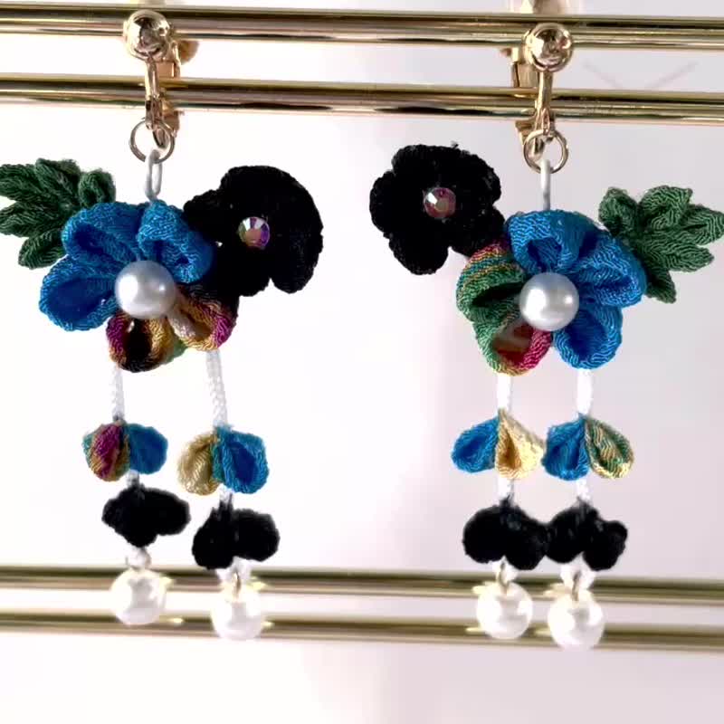 带有大和抚子风情的花朵耳环 – 耳钉、摘花工艺、蓝色、黑色、和 - 耳环/耳夹 - 其他人造纤维 蓝色