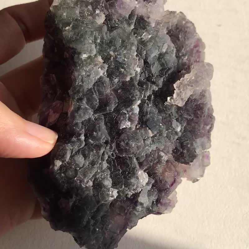 阶梯彩虹萤石 透体 闪闪发光软糖 矿标 原石 蓝紫色 水晶 - 摆饰 - 水晶 多色