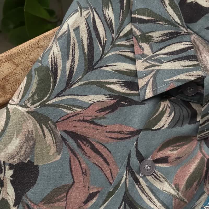 棕绿大叶蓝衬衫-蓝底揉合棕绿叶影  像把森林色调穿进日常 - 男装衬衫 - 棉．麻 蓝色