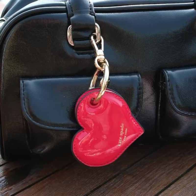 【kate spade】AirTag 保护套 红色爱心 - 其他 - 塑料 白色