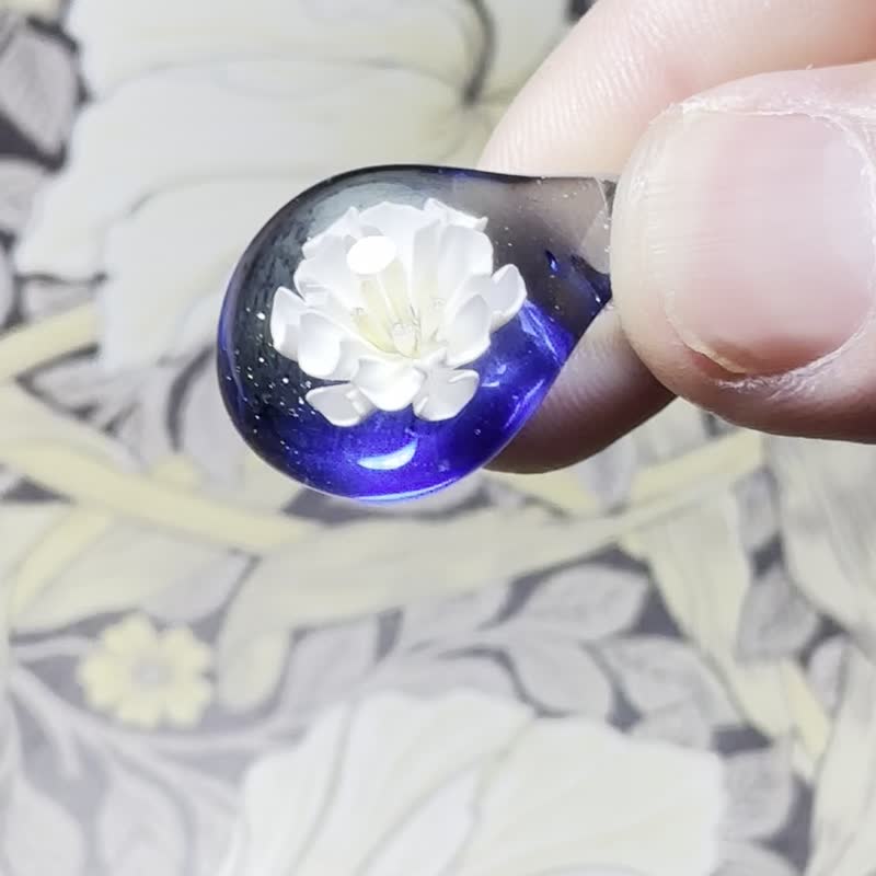 精致可爱的“Flora”蓝白色花朵吊坠 - 项链 - 玻璃 蓝色