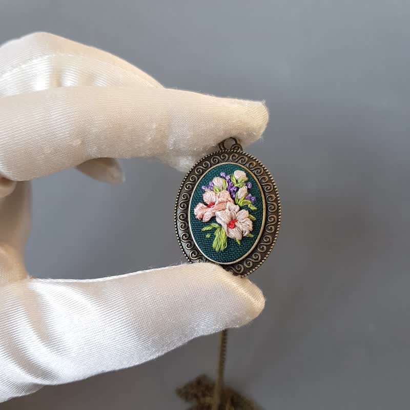 Ribbon embroidered pendant for her - 项链 - 丝．绢 多色