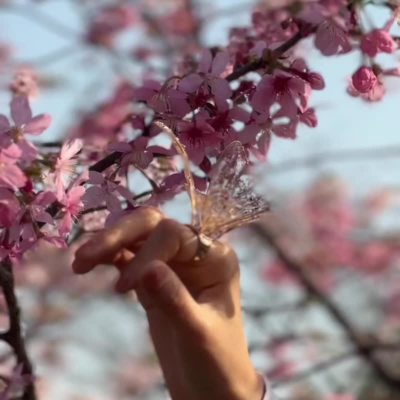 森林女孩系列手作饰品 - 透明金箔蝴蝶戒指 - 戒指 - 其他金属 金色