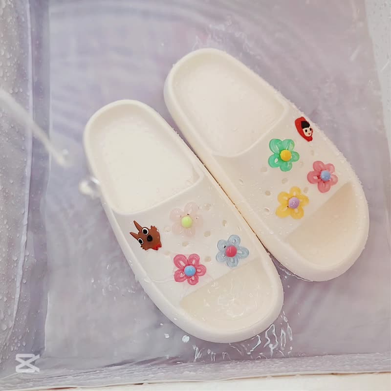 防水饰扣洞洞拖鞋 缤纷小花 奶油白 小红帽与大野狼 台湾制造 - 拖鞋 - 防水材质 白色