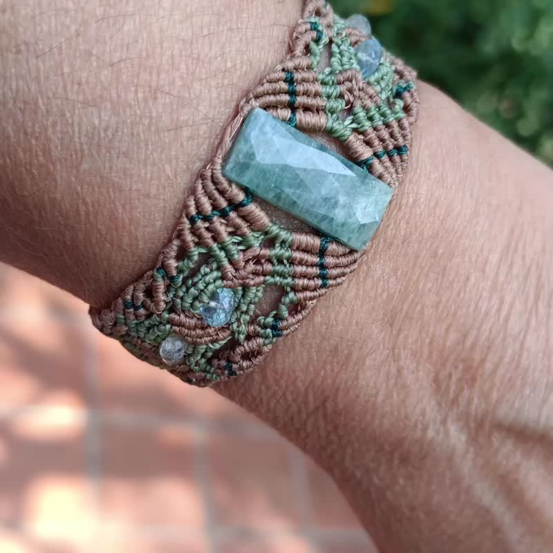 手工编织流苏手链，配有海石和珠子。 - 手链/手环 - 宝石 