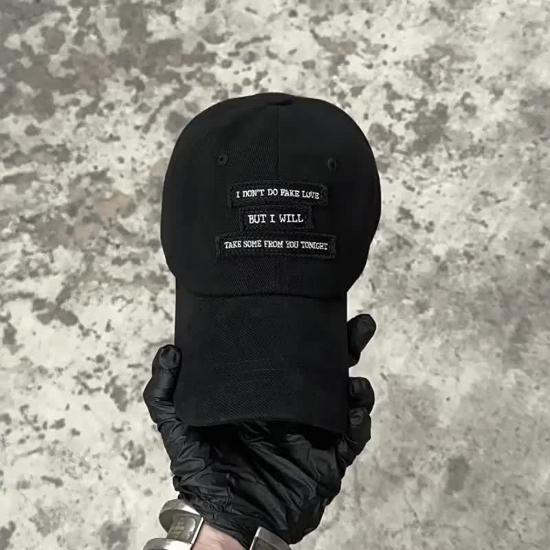 小衆貼布  街頭潮牌  美式複古 男女同款  刺繡 鴨舌帽 棒球帽 - 帽子 - 棉 黑色