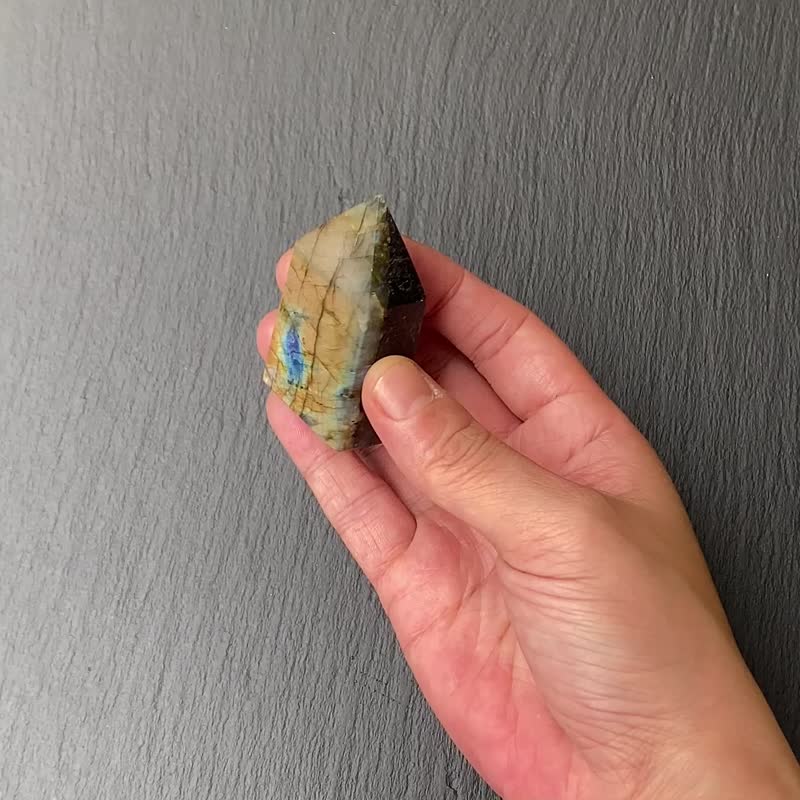 能量摆件-天然单面强光拉长石能量柱 家居 办公室 疗愈 能量 摆件 - 摆饰 - 水晶 多色