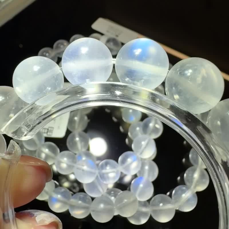 小资本天然蓝月光石月亮石8mm-8.5mm水晶人缘桃花提升魅力 - 手链/手环 - 水晶 蓝色