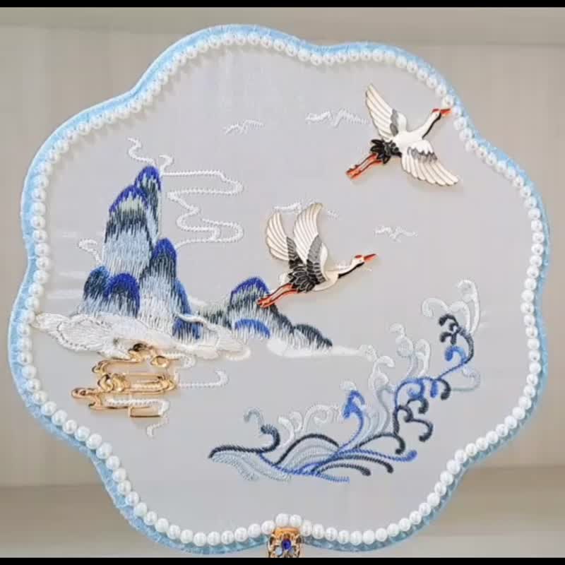 新中式仿刺绣宫扇【仙鹤款】~含黑色扇架 - 扇子 - 绣线 蓝色