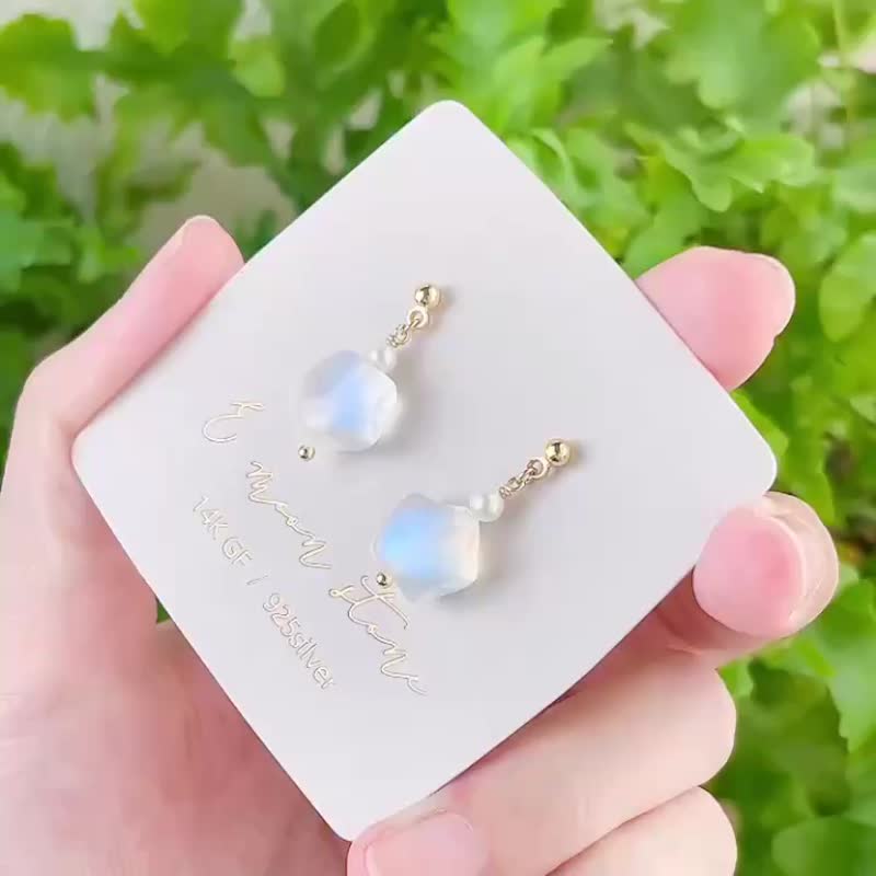 情绪安放 / 温柔守护    胖嘟五芒星星 蓝晕月光石耳环 14K 注金 - 耳环/耳夹 - 水晶 白色