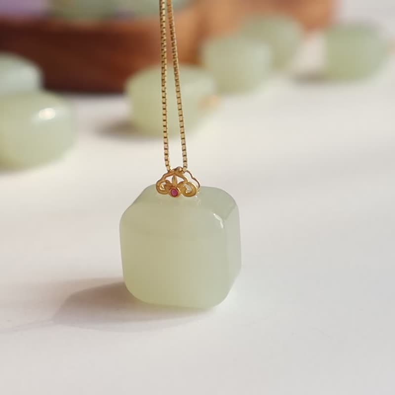 天然和田玉小方糖吊坠 晴水无事牌 18k金镶嵌 平安喜乐 顺遂无忧 - 项链 - 玉石 
