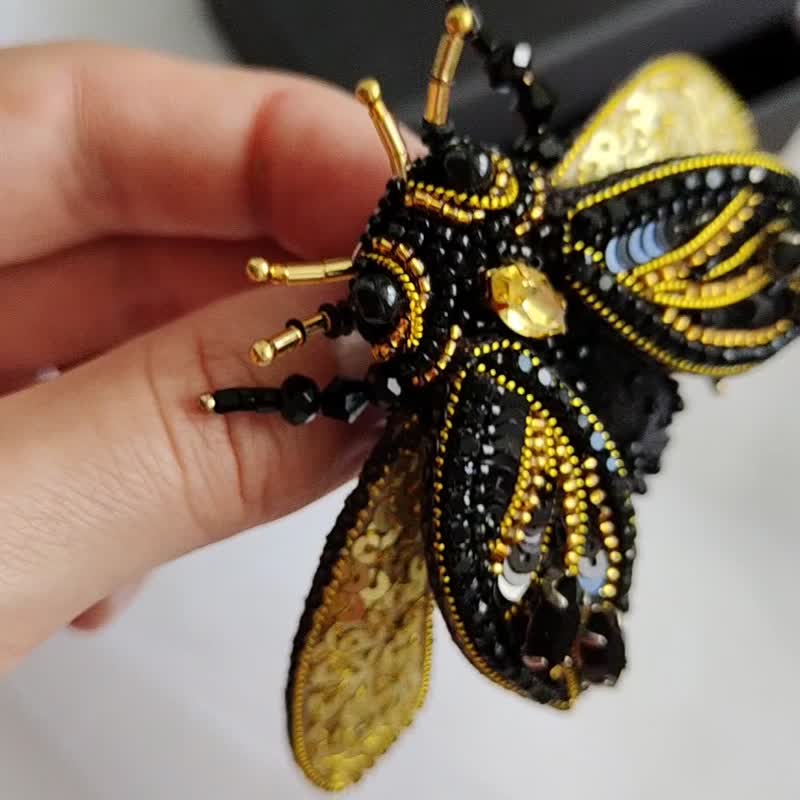 Beaded brooch beetle , black insect pin, hand embroidery, gift for women - 胸针 - 其他材质 黑色