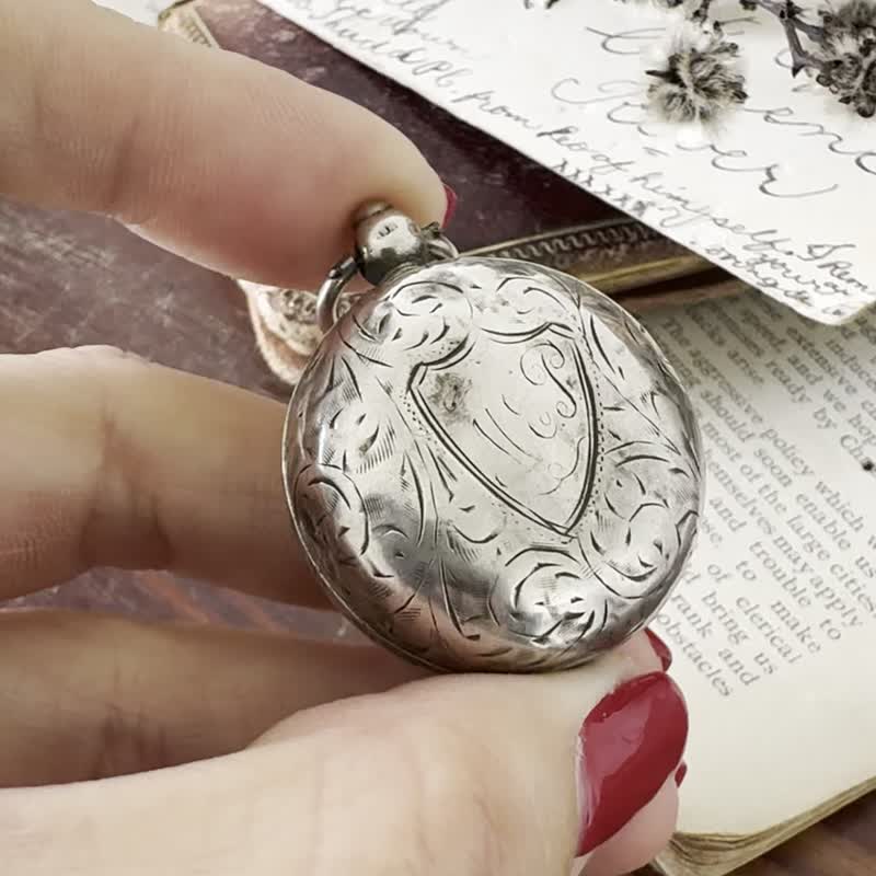 -古董英国购入之百年纯银雕花金币硬币盒 1906年 坠子 W771 - 其他 - 其他金属 银色