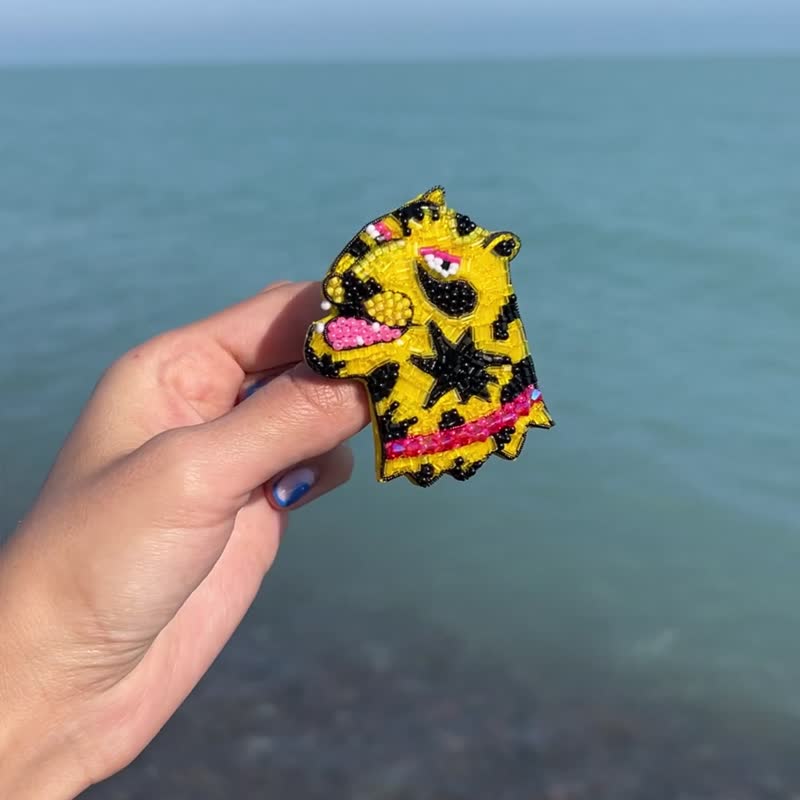 手工串珠胸针。豹纹串珠胸针。胸针猫。设计师胸针 - 胸针 - 其他材质 黄色