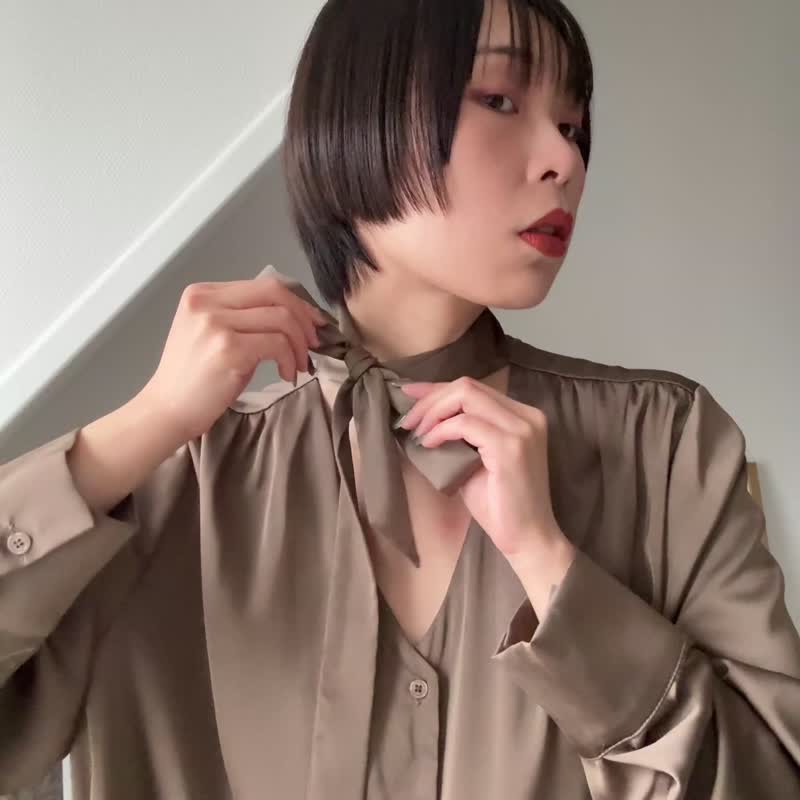 飘带领缎面衬衫-焙茶 - 女装衬衫 - 聚酯纤维 卡其色