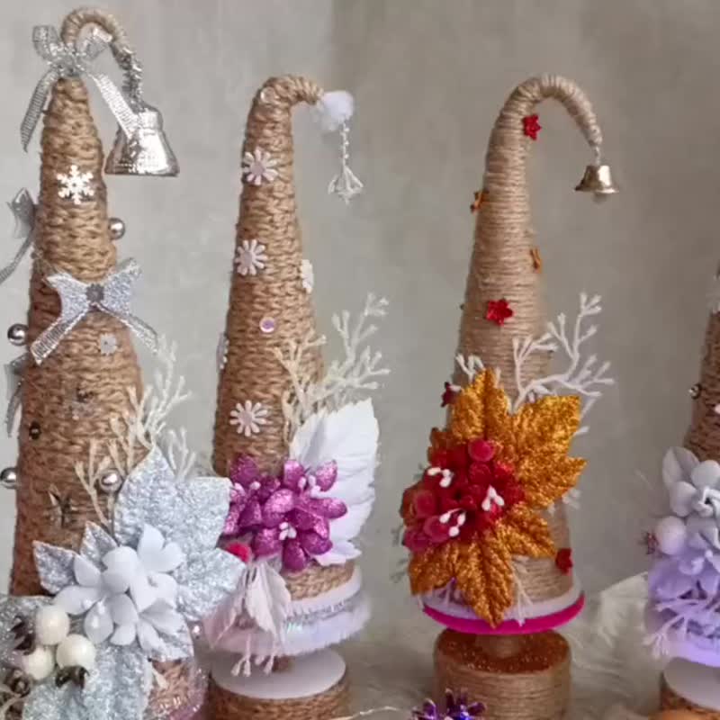 手工圣诞树，饰有花卉装饰，适合桌面摆饰 圣诞树 - 摆饰 - 其他材质 
