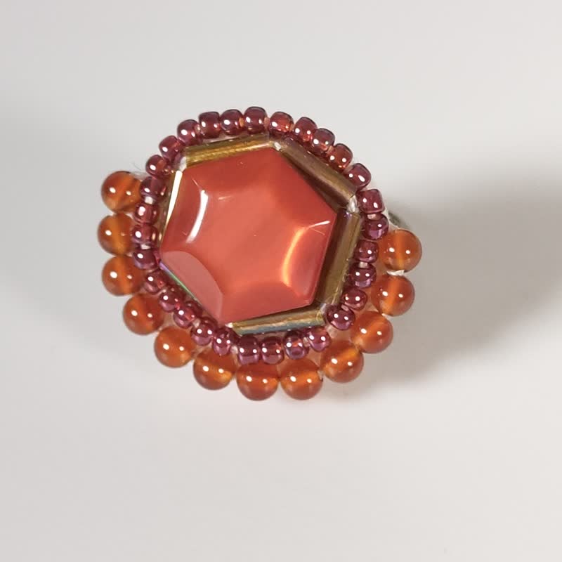 Talkative Ring 12 Free Size Beaded Embroidered Ring Hexagon Red Gold Colorful - 戒指 - 塑料 红色