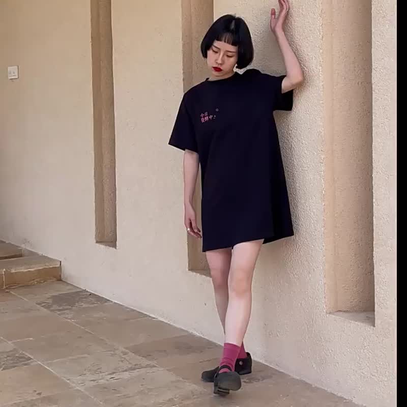 黑色 日系少女寬松百搭文字印花圓領T恤洋裝 日常出街休閒連身裙 - 洋装/连衣裙 - 棉．麻 黑色