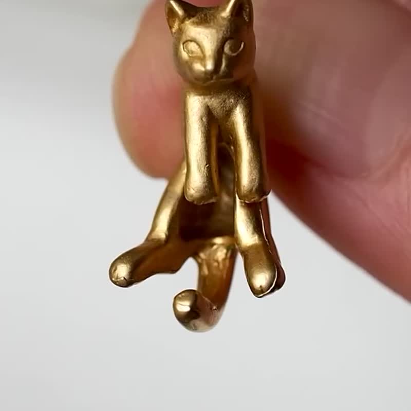 Guri and Latu Cat Earrings Guri Matte Gold One Ear - 耳环/耳夹 - 其他金属 金色