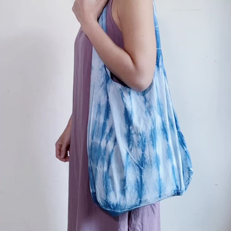 青竹林 打结肩背袋 手提袋/蓝染 天然蓝泥/职人手工渲染 - 手提包/手提袋 - 棉 蓝色