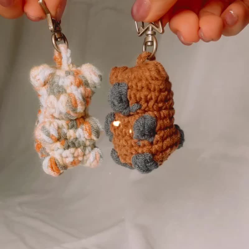 客制小礼物 钩织磁石亲亲小熊钥匙扣 包包挂饰 - 吊饰 - 羊毛 多色