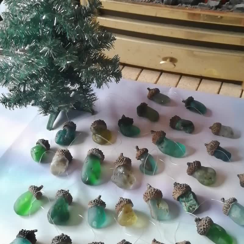 Xmas tree decoration.Sea glass Christmas ornaments.Bonfire sea glass acorn.Beach - 墙贴/壁贴 - 玻璃 多色