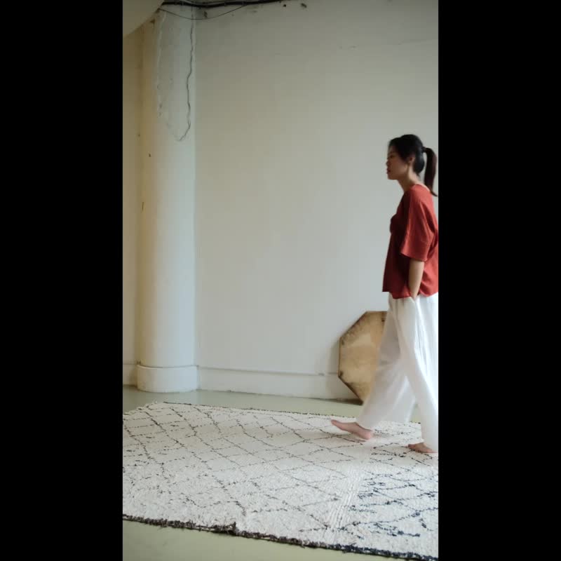 V 领短版微皱上衣 / 慕斯布 黑 - 女装上衣 - 棉 黑色